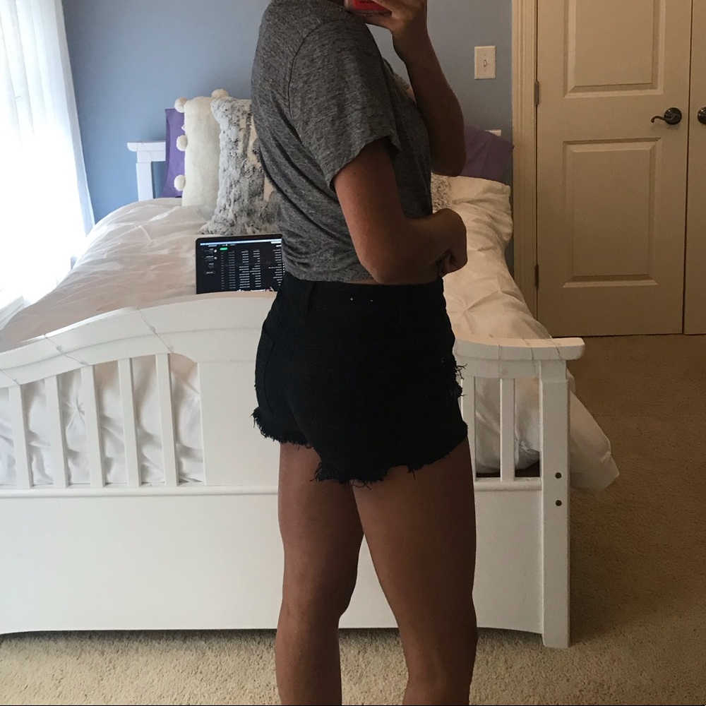 BLACK RIPPED SHORTS 🌚 - Picture 4 of 7